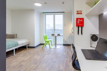 1 bed studio, Raleigh Street, City Centre, Plymouth, PL11ET - Image 1